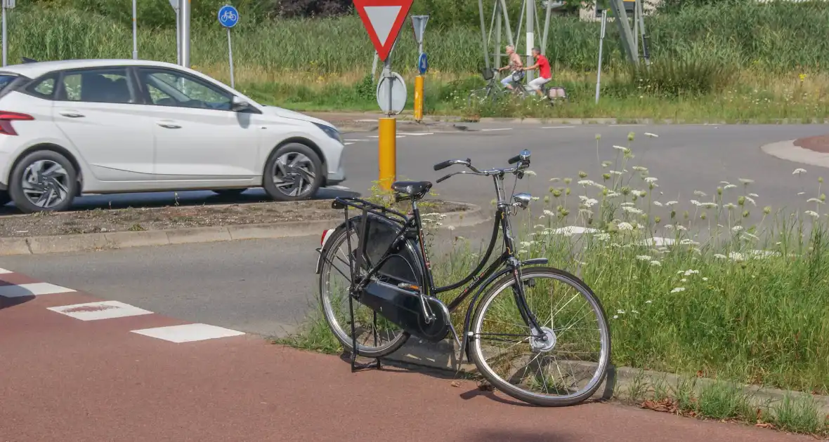 Fietser en automobilist met elkaar in botsing op rotonde - Foto 7