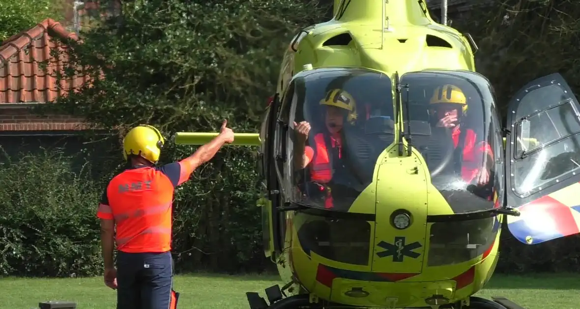 Traumateam landt in woonwijk voor medisch incident - Foto 1