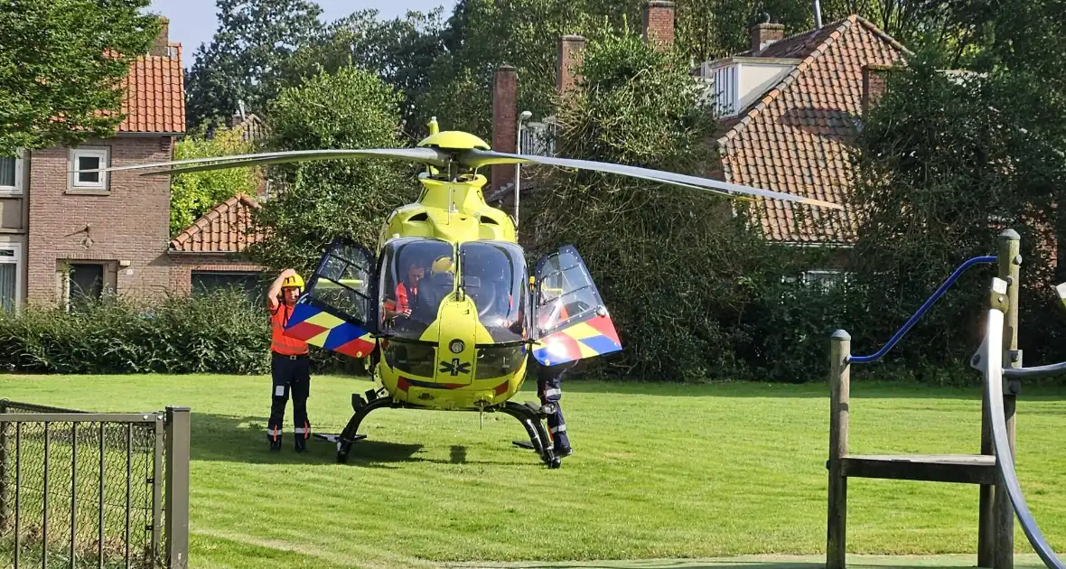 Traumateam landt in woonwijk voor medisch incident - Foto 4