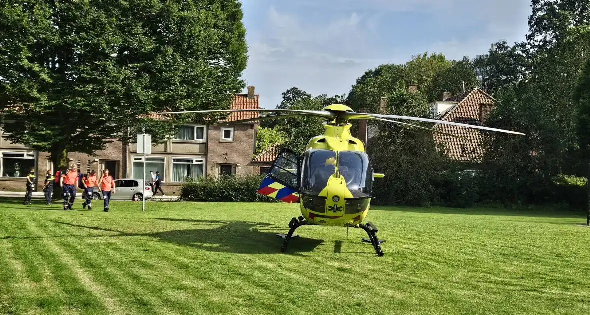 Traumateam landt in woonwijk voor medisch incident - Foto 5