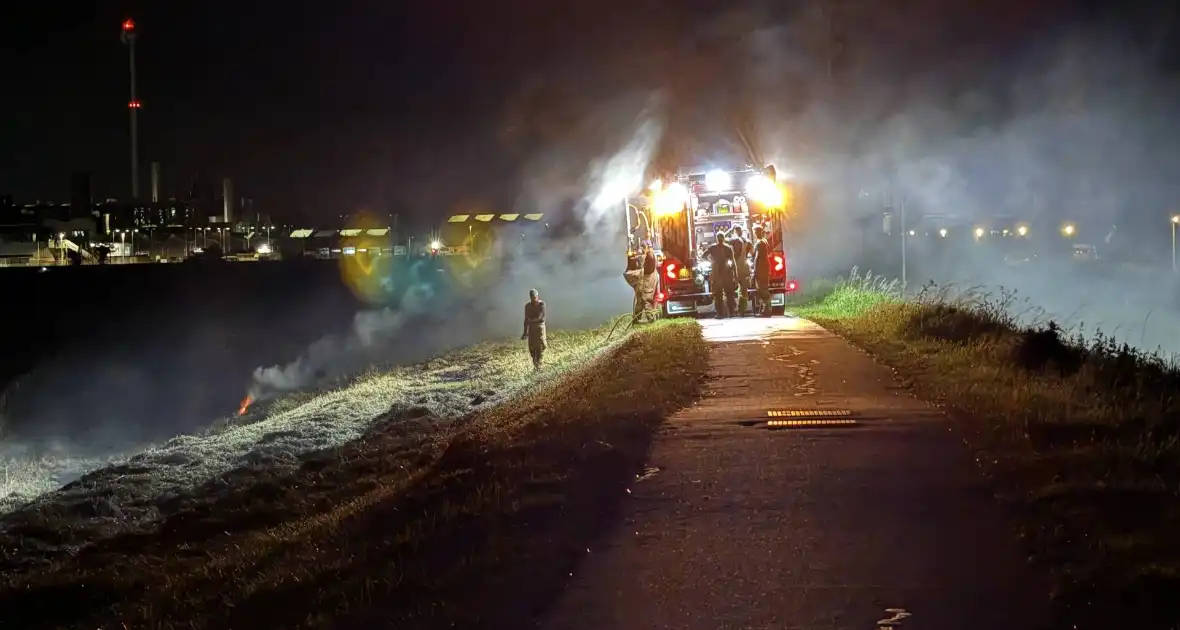 Opnieuw hooi in brand langs dijk