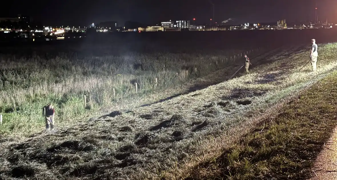 Opnieuw hooi in brand langs dijk - Foto 2