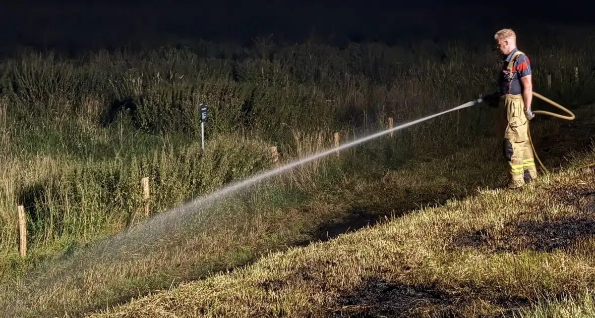 Opnieuw hooi in brand langs dijk - Foto 5