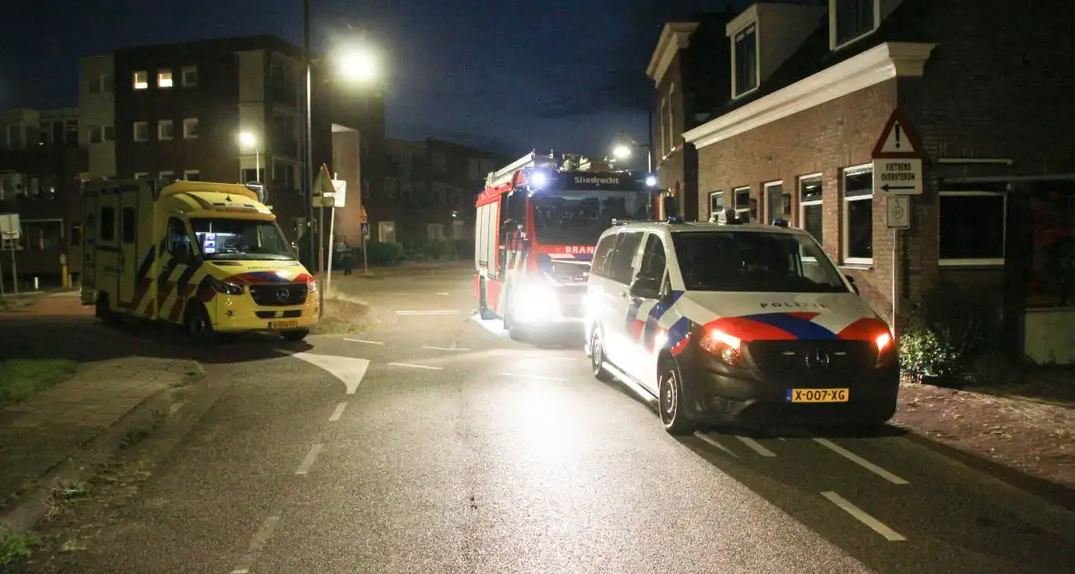 Hulpverleners halen vrouw uit rivier - Foto 3