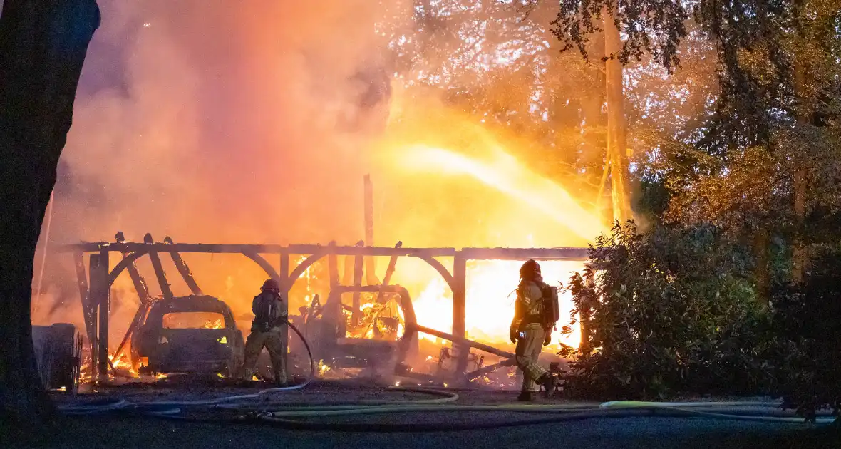 Vrijstaande schuur volledig uitgebrand