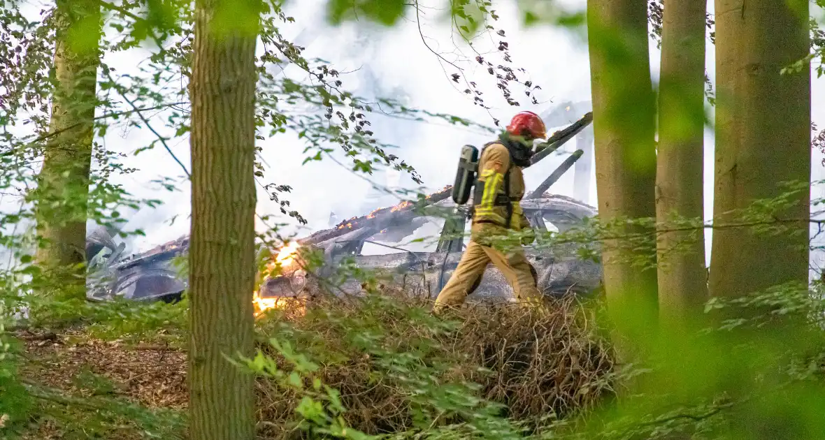 Vrijstaande schuur volledig uitgebrand - Foto 2