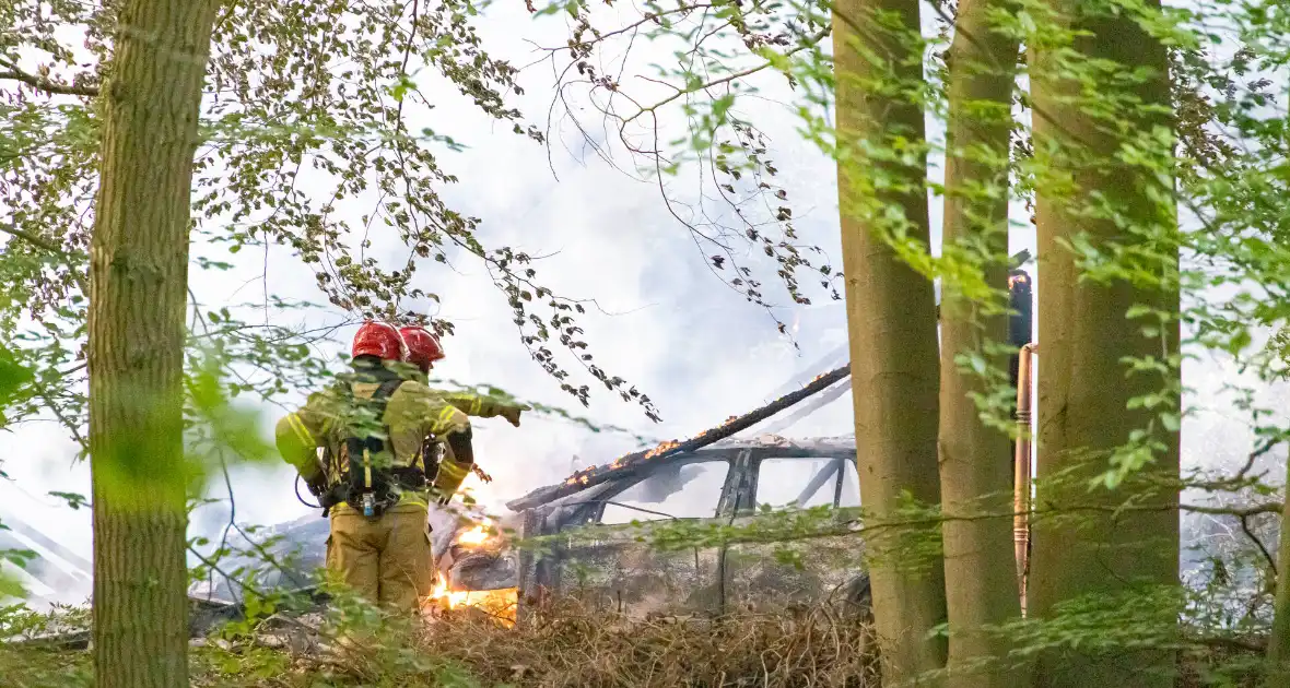 Vrijstaande schuur volledig uitgebrand - Foto 5