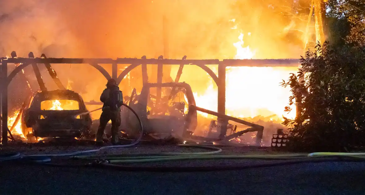 Vrijstaande schuur volledig uitgebrand - Foto 6