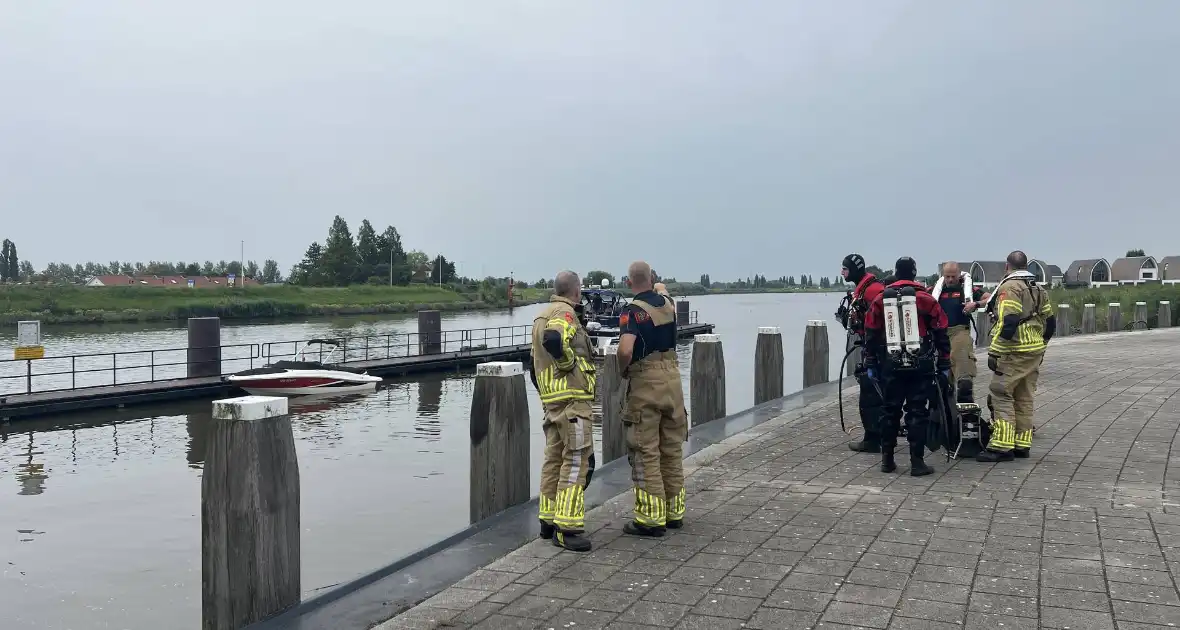 Hulpdiensten en politiehelikopter zoeken naar mogelijke drenkeling