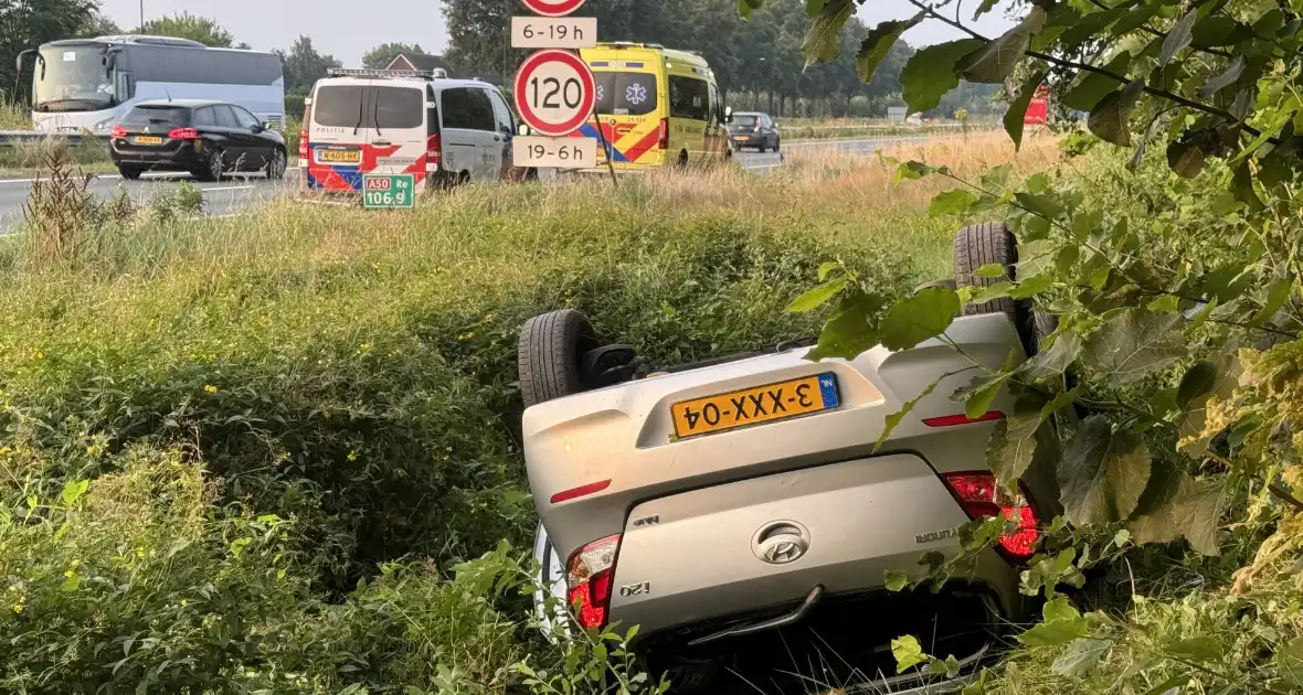 Auto belandt op zijn kop in sloot naast snelweg