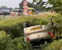 Auto belandt op zijn kop in sloot naast snelweg