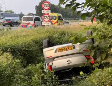 Auto belandt op zijn kop in sloot naast snelweg