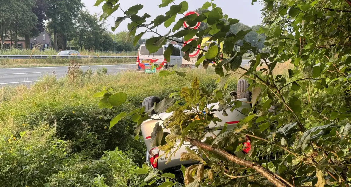 Auto belandt op zijn kop in sloot naast snelweg - Foto 1