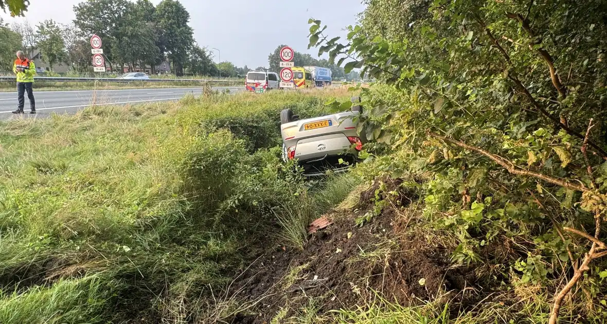 Auto belandt op zijn kop in sloot naast snelweg - Foto 2