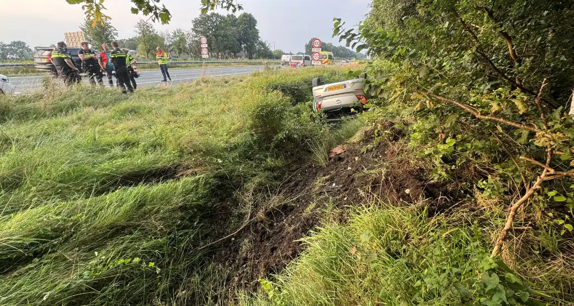 Auto belandt op zijn kop in sloot naast snelweg - Foto 3