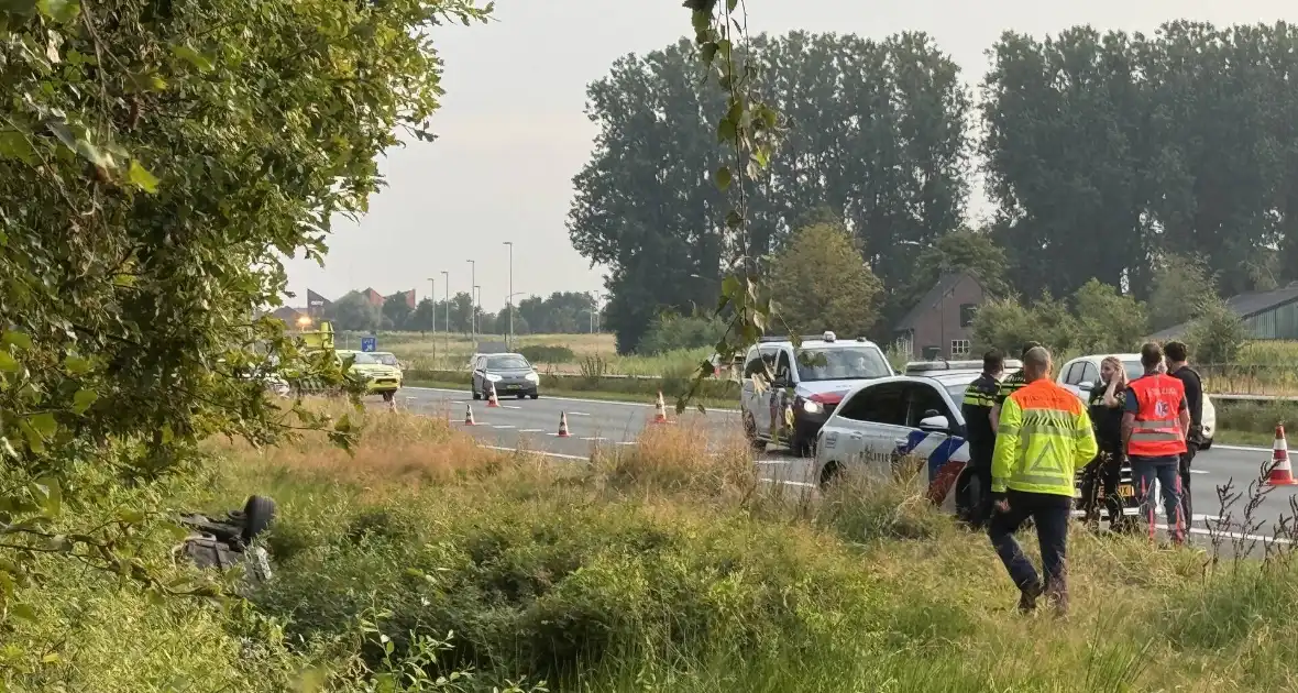 Auto belandt op zijn kop in sloot naast snelweg - Foto 4