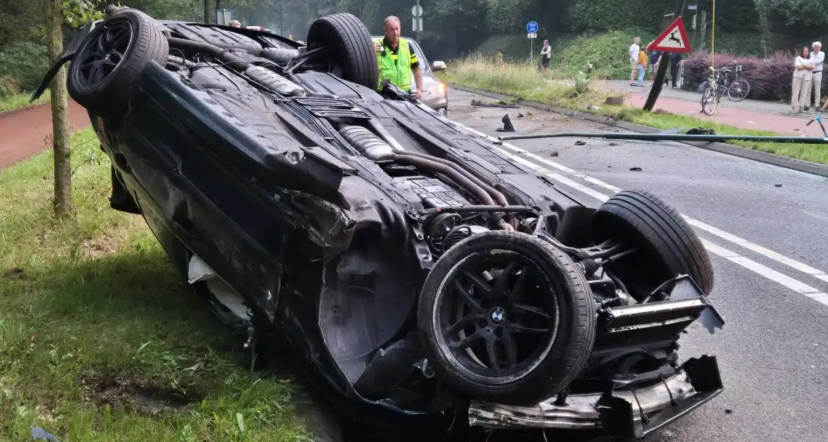 Veel schade en persoon gevlucht na ongeval - Foto 1