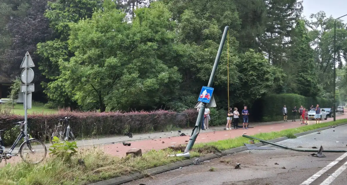 Veel schade en persoon gevlucht na ongeval - Foto 2