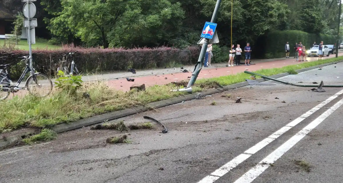 Veel schade en persoon gevlucht na ongeval - Foto 3