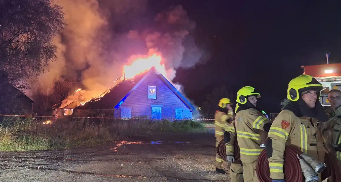 Vlammenzee en rookwolken bij uitslaande brand