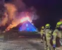 Vlammenzee en rookwolken bij uitslaande brand