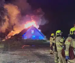 Vlammenzee en rookwolken bij uitslaande brand