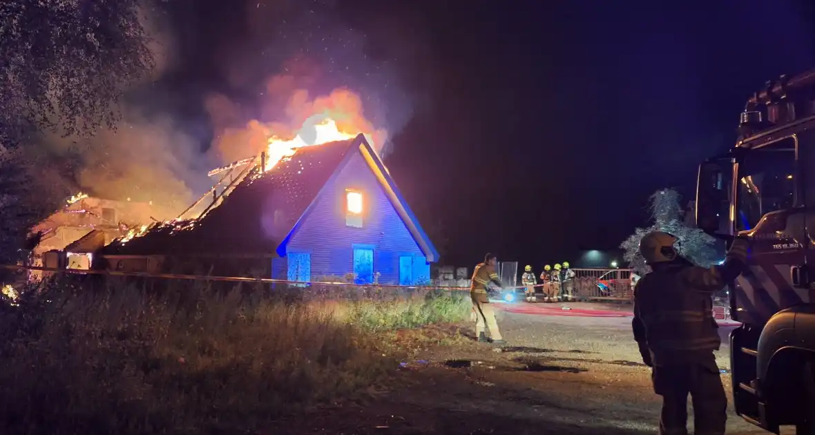 Vlammenzee en rookwolken bij uitslaande brand - Foto 1