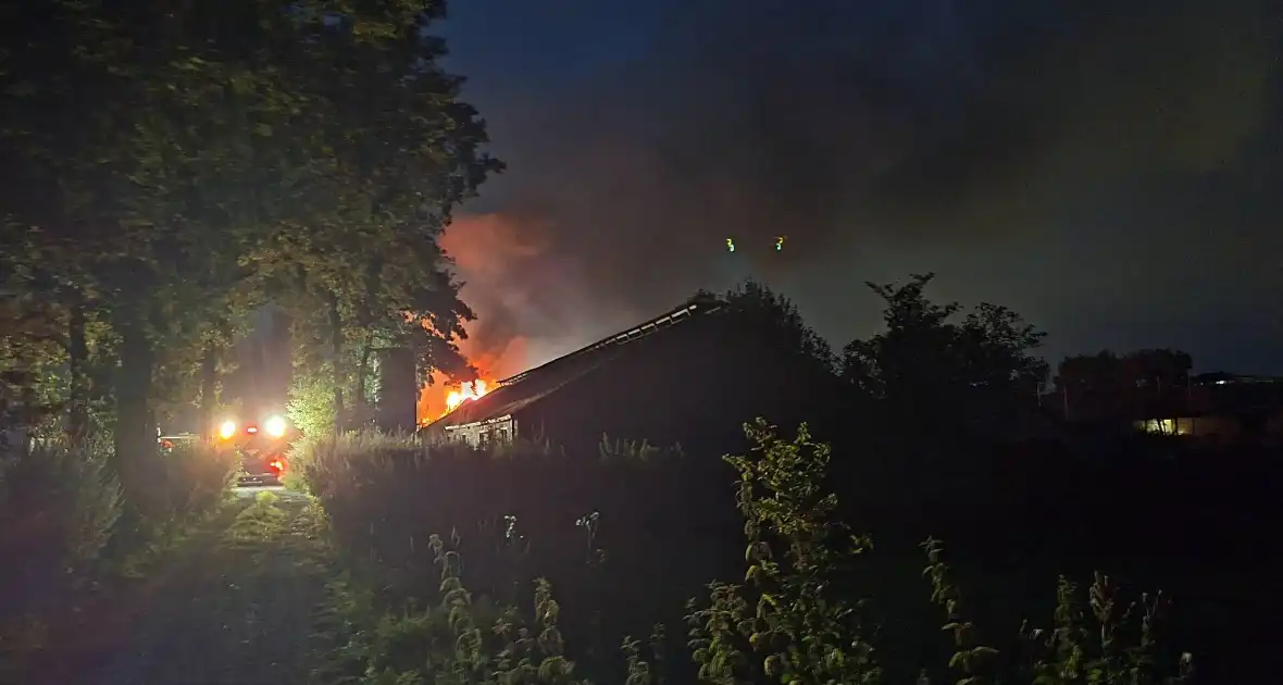 Vlammenzee en rookwolken bij uitslaande brand - Foto 2