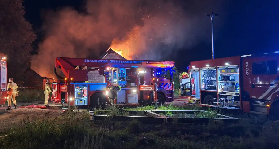 Vlammenzee en rookwolken bij uitslaande brand - Foto 3