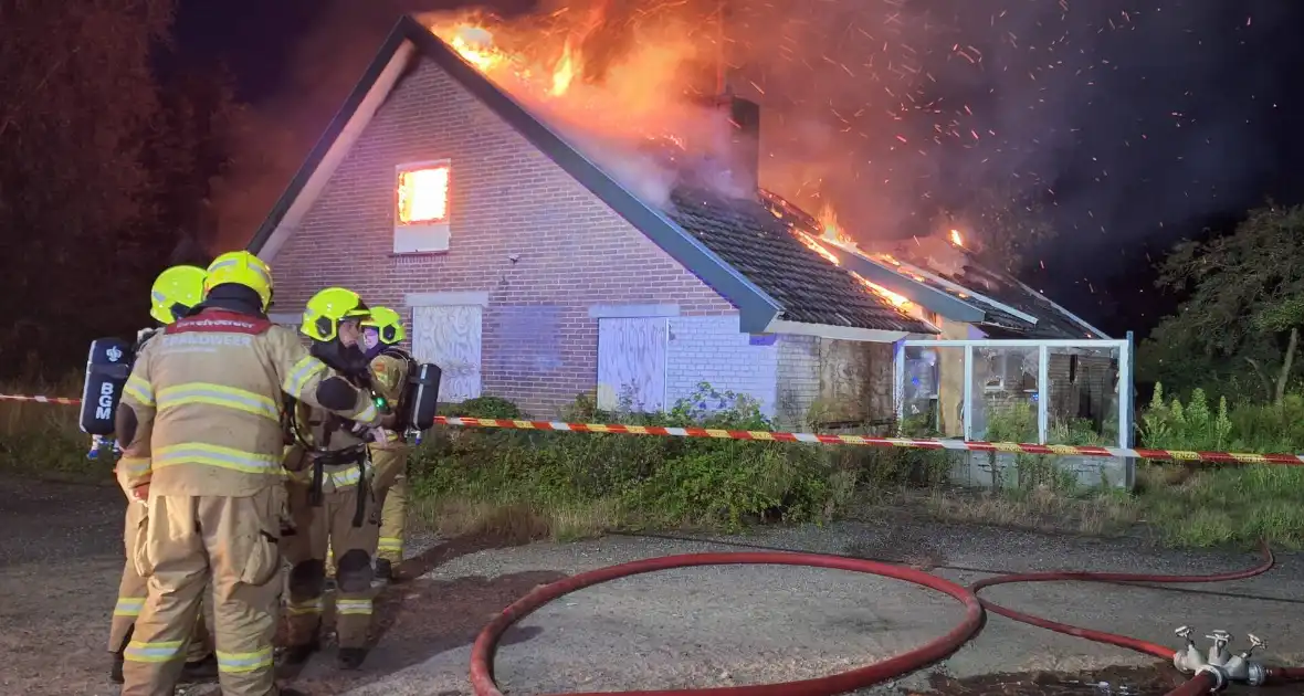 Vlammenzee en rookwolken bij uitslaande brand - Foto 4