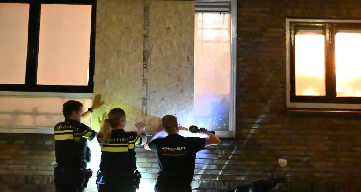 Politie assisteert afdichter bij explosie bij woning - Foto 6