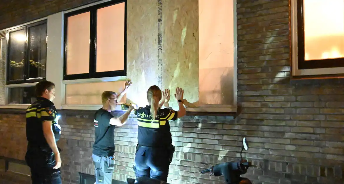 Politie assisteert afdichter bij explosie bij woning - Foto 7