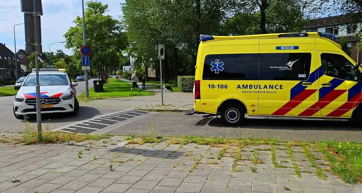 Ongeval letsel fietser botst tegen PostNL busje