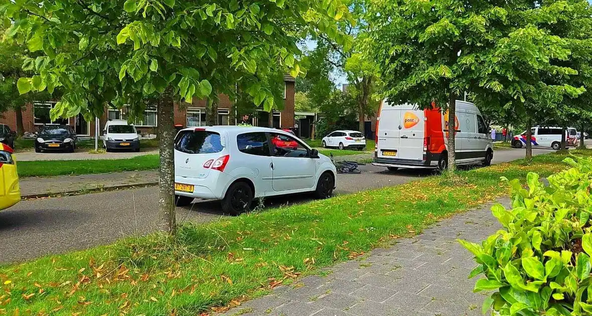 Ongeval letsel fietser botst tegen PostNL busje - Foto 1