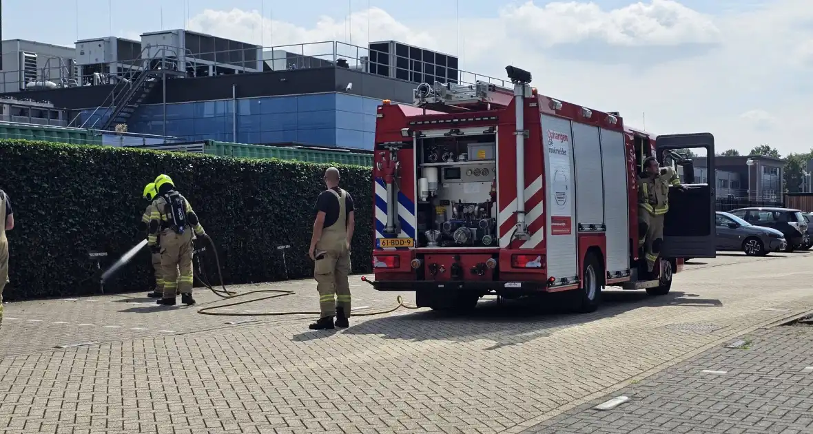 Haag vliegt in brand door onkruidverbrander