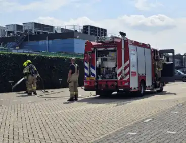 Haag vliegt in brand door onkruidverbrander