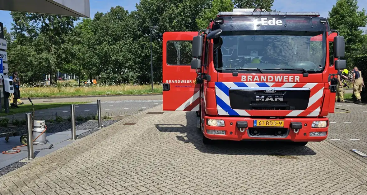 Haag vliegt in brand door onkruidverbrander - Foto 1