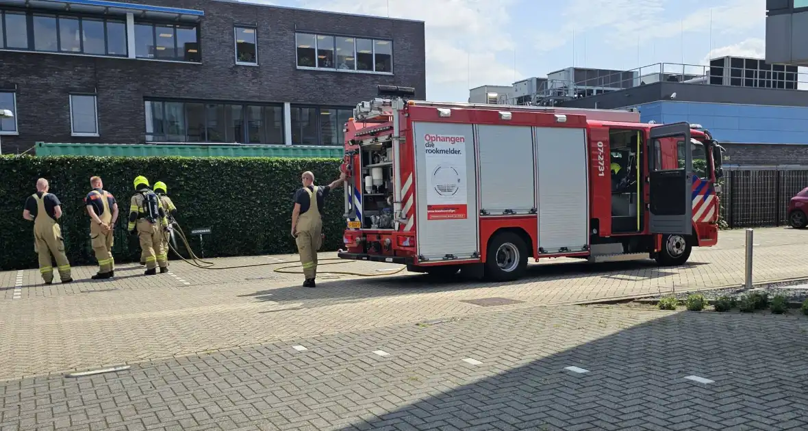 Haag vliegt in brand door onkruidverbrander - Foto 2