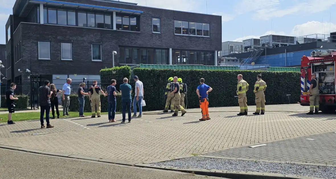 Haag vliegt in brand door onkruidverbrander - Foto 4