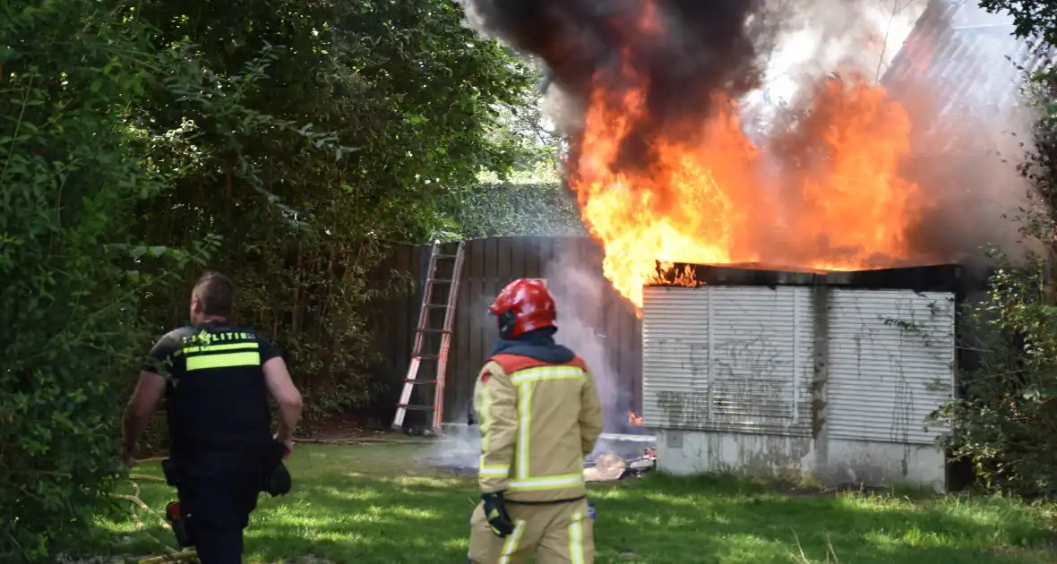 Zwarte rookwolken door brand in elektrakast