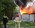 Zwarte rookwolken door brand in elektrakast