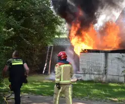 Zwarte rookwolken door brand in elektrakast