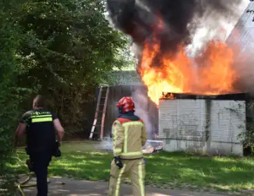 Zwarte rookwolken door brand in elektrakast