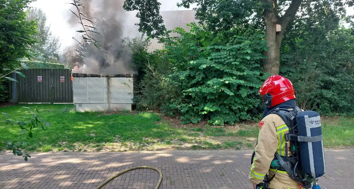 Zwarte rookwolken door brand in elektrakast - Foto 1