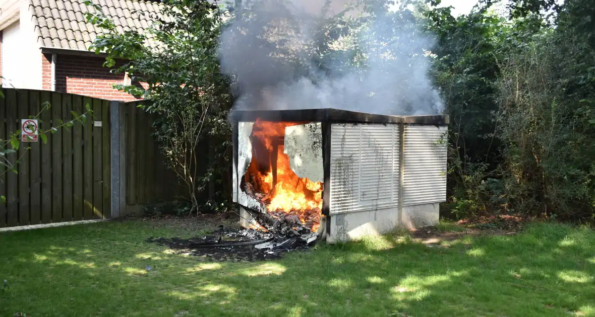 Zwarte rookwolken door brand in elektrakast - Foto 10