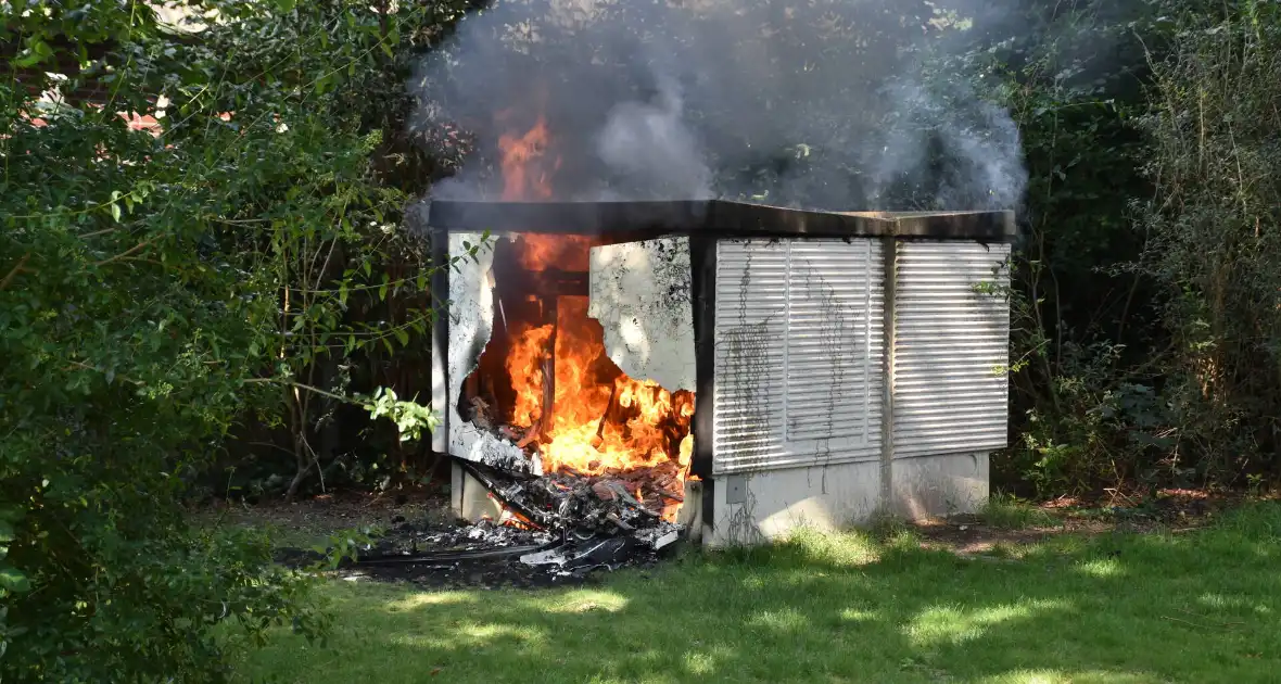 Zwarte rookwolken door brand in elektrakast - Foto 11