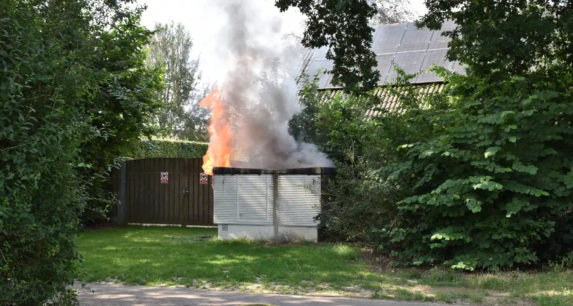 Zwarte rookwolken door brand in elektrakast - Foto 13