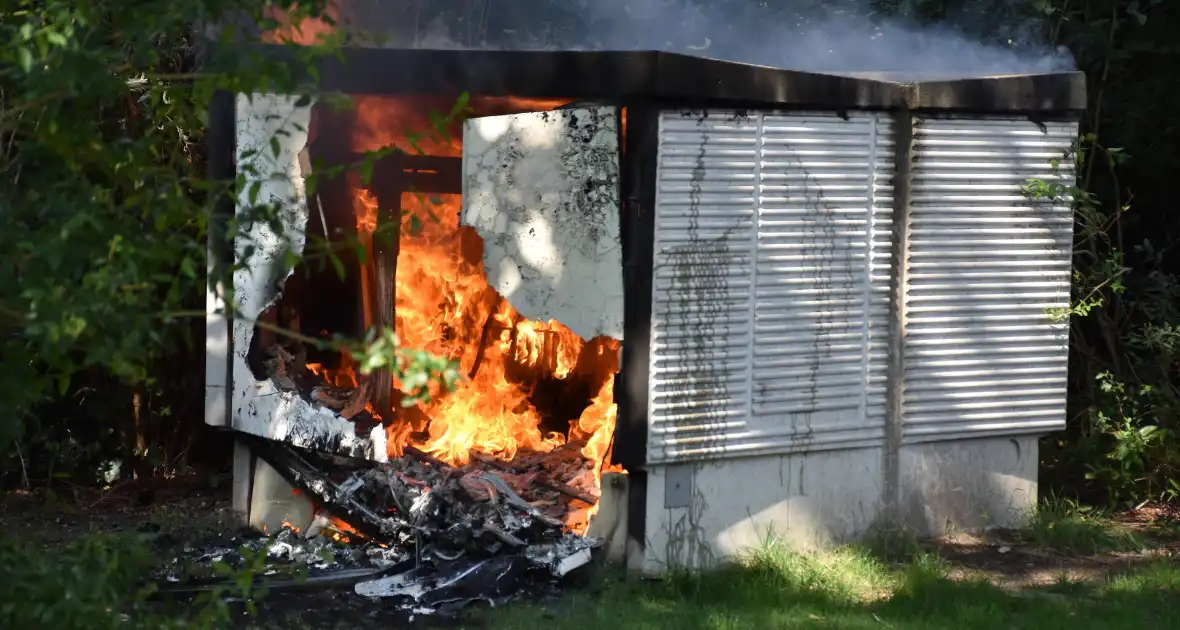 Zwarte rookwolken door brand in elektrakast - Foto 9