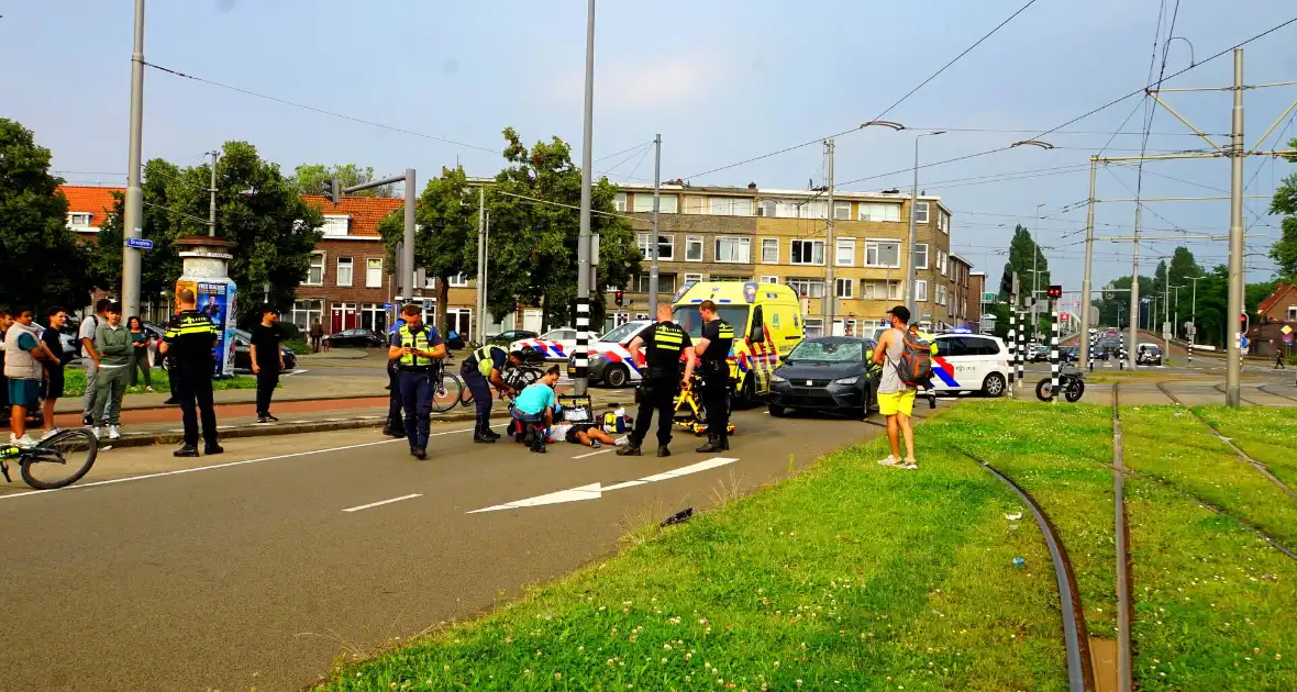 Fietser gewond aan hoofd na harde botsing met automobilist