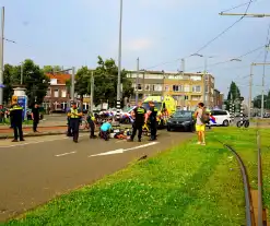 Fietser gewond aan hoofd na harde botsing met automobilist